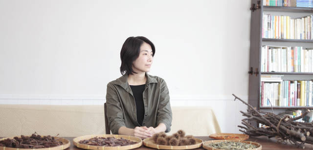 <strong>THREE｜スリー　染織家　清水繭子さんが語る、植物の力</strong>　植物染料による染織文化の歴史は古く、なかでも絹糸を染める技術は、仏教伝来とともに発達したといわれている。この長い歴史をもつ伝統工藝を今に伝える染織家　清水繭子さんは、紬織重要無形文化財保持者 志村ふくみさんに師事を仰ぎ、京都で修業を積んだのち、現在は鎌倉を拠点に活動している。