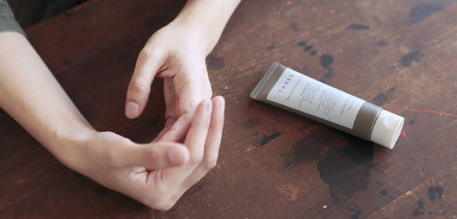 <strong>THREE｜スリー　染織家　清水繭子さんが語る、植物の力</strong>　「染め上げた糸は織機で反物にしていきますが、手が荒れていると、この作業中にささくれや小さな傷に糸をひっかけてしまう。だからハンドケアは、つねに予防の要素が高いですね。THREEのハンド ＆ アームクリーム ACは、ほかのハンドクリームよりも使い心地がいい。植物由来で、ユズや梅など“知っているものが入っている”という点も、安心感につながっていると思うんです」