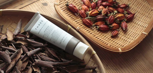 <strong>THREE｜スリー　染織家　清水繭子さんが語る、植物の力</strong>　「植物の色には日々おどろきと発見があります。それはもう思いがけないことの連続で、そのうちに“こういう色が出るだろう”なんて想像すること自体が、おこがましいというか、想像するものではないなという感じです。想像したところで、いい意味で裏切ってくれますし（笑）」