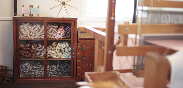 <strong>THREE｜スリー　染織家　清水繭子さんが語る、植物の力</strong>　取材にお邪魔したお宅には、織機が置かれた部屋がある。昔ながらの織機には経糸（たていと）が張り巡らされ、杼（ひ）と呼ばれる道具で、上下にわかれた経糸のあいだに緯糸（よこいと）を繰り返しとおしていく。１日約3尺（1尺は37.8センチ）のペースで進めていると清水さんは言うが、着物に必要な反物は、一般的に32尺（約12メートル）前後。その根気と集中力は計り知れない。