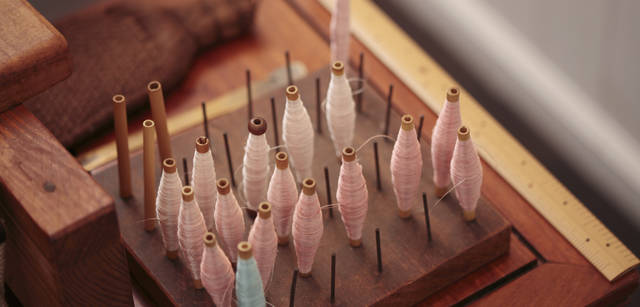 <strong>THREE｜スリー　染織家　清水繭子さんが語る、植物の力</strong>　清水さんは、自身の創作活動のほかにも、染色を体験してもらうワークショップを開催している。　「本当に身近なもので色が染まるんだと、おどろいてくれます。私は染色を特別なものにしたくないんです。絹糸にかぎらず、植物染料でいろいろな素材が染められる楽しさに触れていただけたらと。……手の感覚から得られることは大事です」