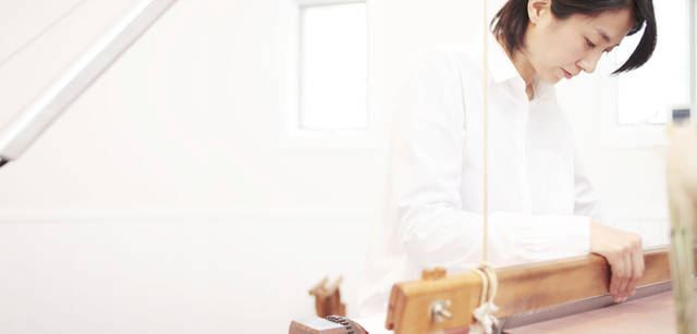 <strong>THREE｜スリー　染織家　清水繭子さんが語る、植物の力</strong>　「この仕事をはじめたときは、頭で“こうしよう”と思って手を動かしているという感覚で、それゆえなかなかうまくいかなかったことがありました。でも、修練を重ねていくうちに、頭でやろうとしていることに手が追いついてくるようになる。それをさらにつづけていくと、手が先に動くようになる。指の腹で糸をたぐり、織物に触れるこの仕事をしていると、その変化を痛感します。だから、手の感覚は絶対に鈍らせたくないんです」