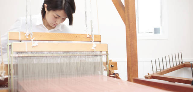 <strong>THREE｜スリー　染織家　清水繭子さんが語る、植物の力</strong>　「命の色をいただく植物と、作ったものを着てくださる方を尊重し、両方にそっと寄りそうような感覚であいだに立つのが、自分なんじゃないかと思います」──自然の恩恵を真摯に受け止め、そしてそれをあますことなく使うひとへと導く姿勢は、THREEの理念とつうずるところが多い。