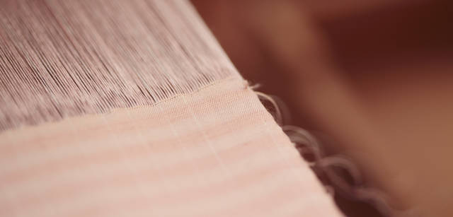 <strong>THREE｜スリー　染織家　清水繭子さんが語る、植物の力</strong>　「きものを着てくださった方から“着やすい”きものというだけではなく、“私自身が着ているという感じ”と言っていただけたときには、本当にうれしかった。これが自分がやりたかったことだと思いました。作品で自分を出す、表現するのが“作家”なのかもしれませんが、自分を出さない作家性があってもいいんじゃないかと思うんです。植物と着るひとのあいだで自分がやるべきことがある。それが丁寧な姿勢につながるのではないかと思います」