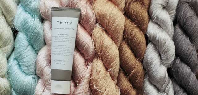 <strong>THREE｜スリー　染織家　清水繭子さんが語る、植物の力</strong>　植物の数だけ色があり、季節や育った土地でまた色が異なる。植物が発するままに染め上げられる色には、日々思いがけない驚きがあるという。写真左から、ヨモギ、クサギ、サクラ、サンゴジュ、ニッケイ、ヤマモモ、シラカシ、ハゼで染め上げられた糸。絹の光たくと相まって、柔らかい光を放つ。この糸が反物となり、きものへと生まれ変わっていく。その計り知れない工程のひとつひとつに、清水さんの想いが込められている。