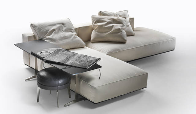 <strong>FLEXFORM│フレックスフォルム</strong>　ソファ「GRANDEMARE LONG」（CORNER 180×100L & DORMEUSE/POUF 205×100）143万1150円～<br>ソファ「GRANDEMARE ENDUNIT」をL字で組み合わせた実例。