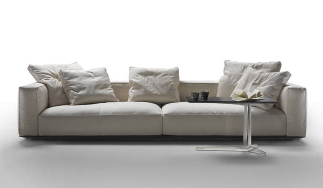 <strong>FLEXFORM│フレックスフォルム</strong>　ソファ「GRANDEMARE ENDUNIT」（140×100 L&R）146万7900円～<br> W140のLとRのユニットを組み合わせてW280としたタイプで、雄大な海をイメージしたデザインは、安定感と繊細さが絶妙のラインでミクスチャーされている。