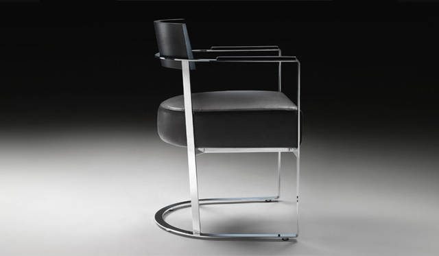 <strong>FLEXFORM│フレックスフォルム</strong>　チェア「MORGAN」40万2150円～<br>既存のモデルだが、今秋の「ブルガリホテル&リゾートミラノ」のリニューアルに向けてリデザインをほどこしたモデル。同ホテルの1階レストラン、さらに来春開業の「ブルガリホテル&リゾートロンドン」でも採用される。シャープでエレガントなデザインは、FLEXFORMの真骨頂といえる。