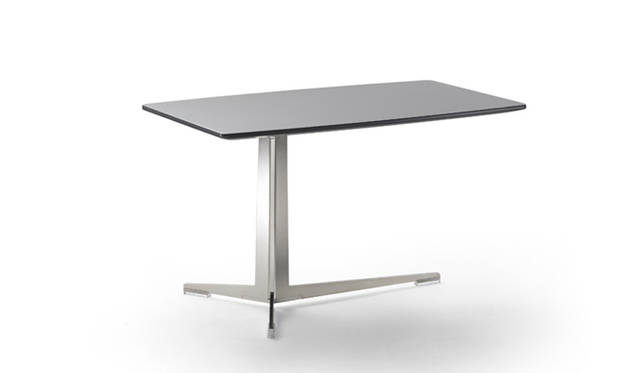 <strong>FLEXFORM│フレックスフォルム</strong>　サイドテーブル「FLY SMALL TABLE」（CM.90×50　H.53）34万2300円～<br>カンティレバー構造のサイドテーブル。