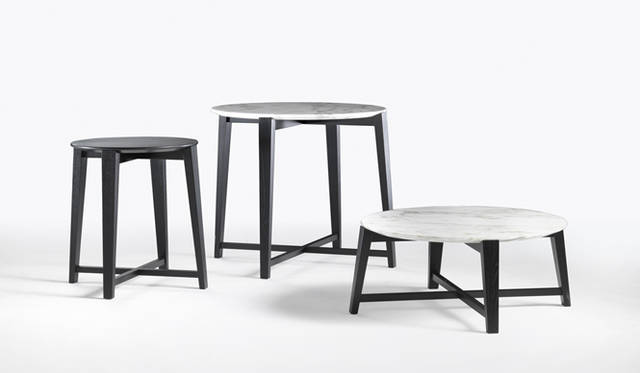 <strong>FLEXFORM│フレックスフォルム</strong>　テーブル「TRIS TABLE」13万1250円～<br>木製脚に天板の組み合わせたテーブル。面取りをした天板を支える鳥の爪のような脚の意匠が特徴的で、異径のモノを段ちがいで組み合わせて使いたい。大理石のほかに木製天板も選べる。
