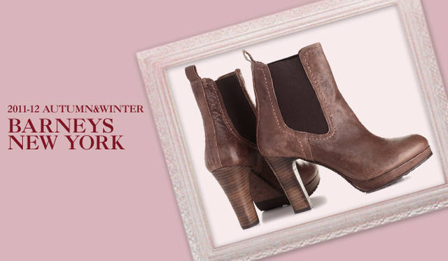 <strong>BARNEYS NEW YORK｜バーニーズ　ニューヨーク</strong>　キーワードは“STYLING LIFE”<br />王道のダッフルコートにフェミニンな2ピースを合わせたテイストミックススタイルは、足もとにメンズライクなシューズを合わせて全体のバランスを整えて。着回しのきくオーソドックスなデザインはひとつは持っていたい万能アイテム。<br />サイドゴアブーツ（BARNEYS NEW YORK）　2万7300円（バーニーズ　ニューヨーク銀座店　Tel. 03-3289-1200）