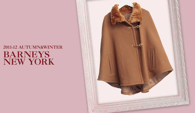 <strong>BARNEYS NEW YORK｜バーニーズ　ニューヨーク</strong>　キーワードは“STYLING LIFE”<br />何シーズンか人気継続中のポンチョやケープを使ってトップにボリュームをもたせるスタイル。今年は注目キーワードのひとつ“ブリティッシュ”を意識したシックなデザインのマントを選ぶのが正解。　マント（BARNEYS NEW YORK）　4万7250円（バーニーズ　ニューヨーク銀座店　Tel. 03-3289-1200）