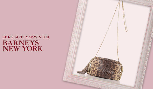 <strong>BARNEYS NEW YORK｜バーニーズ　ニューヨーク</strong>　キーワードは“STYLING LIFE”<br />繊細なゴールドのチェーンに小ぶりなシルエットと、アクセサリー感覚で合わせたいパイソンプリントのミニバッグ。チェーンを取り外してクラッチバッグにも。見た目からは意外なほどの収納力も魅力。　パイソンプリントチェーンバッグ（DE COUTURE）　7万5600円（デ クチュール／バーニーズ　ニューヨーク銀座店　Tel. 03-3289-1200）