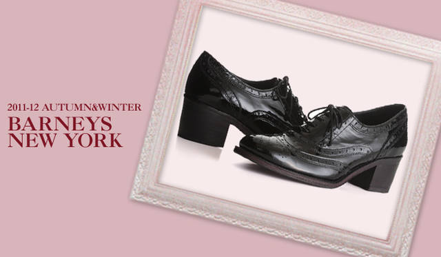 <strong>BARNEYS NEW YORK｜バーニーズ　ニューヨーク</strong>　キーワードは“STYLING LIFE”<br />トレンドキーワードのひとつである“ブリティッシュ”のイメージを演出するウィングチップシューズは今季のトレンドアイテムのひとつ。フェミニンなクラシックスタイルに取り入れて、ほどよくカジュアルダウン。　ウィングチップパテントシューズ（BARNEYS NEW YORK）　3万1500円（バーニーズ　ニューヨーク銀座店　Tel. 03-3289-1200）