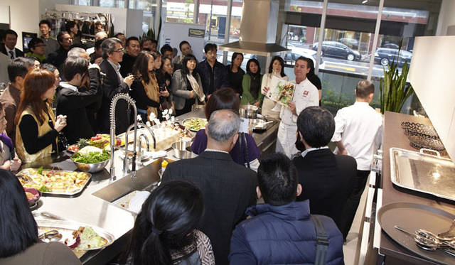 <strong>“Living Wellness in Luxury”Lunch Party</strong>　今回は、イタリア人シェフ マリオ・フリットリ氏（レストラン『Mario i sentieri』代表）による楽しくおいしいイタリア料理を堪能