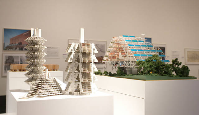 <strong>「メタボリズムの未来都市：戦後日本・今甦る復興の夢とビジョン」展</strong>　左／「集合住宅の型　菊竹清訓」（1966年）、右／「層構造モジュール　菊竹清訓」（1972年）　