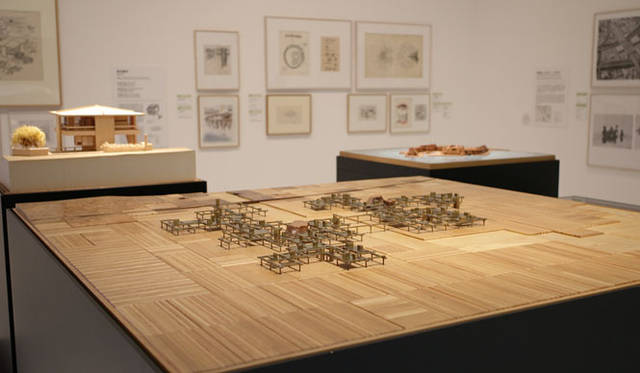 <strong>「メタボリズムの未来都市：戦後日本・今甦る復興の夢とビジョン」展</strong>　手前「農村都市計画　黒川紀章」（1960年発表）