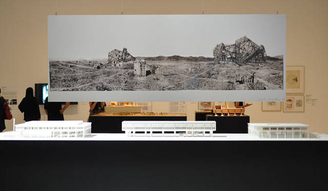 <strong>「メタボリズムの未来都市：戦後日本・今甦る復興の夢とビジョン」展</strong>　手前「広島ピースセンター　丹下健三、浅田 孝、大谷幸夫、他」（1955年竣工）