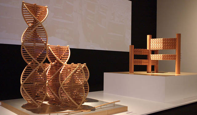 <strong>「メタボリズムの未来都市：戦後日本・今甦る復興の夢とビジョン」展</strong>　左／「東京計画1961—Helix計画　黒川紀章」（1961年）、右／「空中都市—新宿計画　磯崎新」（1960年）