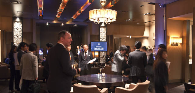 <strong>LOUIS XIII｜ルイ13世</strong>　パーティ開会前の和やかな談笑風景