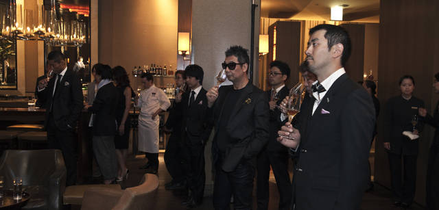 <strong>LOUIS XIII｜ルイ13世</strong>　ルイ13世のテイスティングをおこなうアンバサダーや来賓