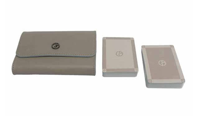 <strong>ARMANI / CASA｜アルマーニ / カーザ</strong>　「GIFT COLLECTION 2011」　EUCHRE（ユーカー） CARD　価格｜3万450円　サイズ｜BOX：W15×D10.5×H3cm　カラー｜BROWN GREY　素材｜レザー