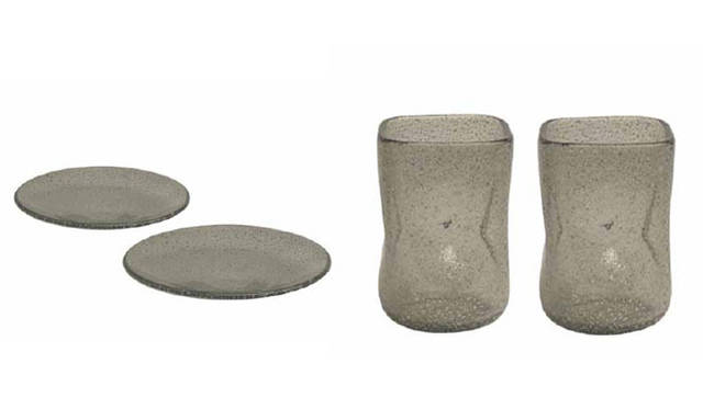 <strong>ARMANI / CASA｜アルマーニ / カーザ</strong>　「GIFT COLLECTION 2011」　左／ELION（エリオン） BREAD PLATES 2枚セット　価格・サイズ｜2万4675円（Φ15×H2.5cm）　カラー｜SMOKED GREY　素材｜MURANO GLASS、右／ELION（エリオン） GLASSES 2個セット　価格・サイズ｜2万7825円（W7×D7×H10.5cm）　カラー｜SMOKED GREY　素材｜ MURANO GLASS