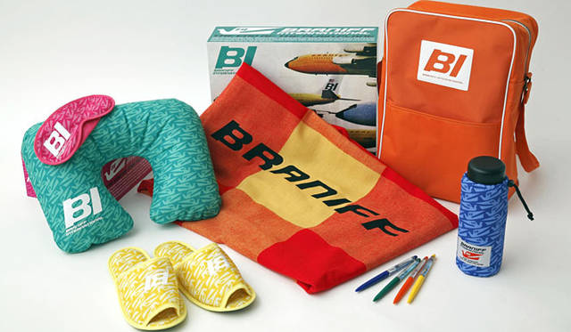 <strong>IDEA INTERNATIONAL｜イデアインターナショナル</strong>　10月下旬発売予定のアイテム。Braniff エアラインバッグ4725円、Braniff タンブラー2625円、Braniff アイマスク1575円、Braniff スリッパ2520円、Braniff ネックピロー2520円、Braniff フローティングペン各893円