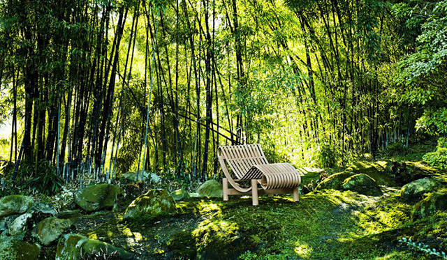 <strong>Cassina ixc.｜カッシーナ・イクスシー</strong>　「シャルロット・ペリアン」新作　TOKYO（トウキョウ シェーズロング）　1928年にスティールでデザインされたシェーズロングのフォルムに、日本の竹の加工技術を用いて製作。