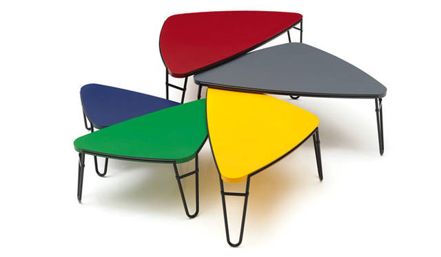 <strong>Cassina ixc.｜カッシーナ・イクスシー</strong>　「シャルロット・ペリアン」新作　PETALO（ペタロ ローテーブル）　プライス例／カラー塗装レッド19万3200円、OAKナチュラル／ブラック21万円