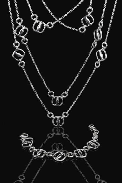 <strong>Salvatore Ferragamo｜サルヴァトーレ フェラガモ</strong>　ブランド初のジュエリーコレクションがデビュー　上から「ヴァラ」ネックレス[SILVER]　19万9500円、ブレスレット[SILVER]　10万2900円