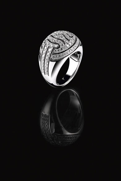 <strong>Salvatore Ferragamo｜サルヴァトーレ フェラガモ</strong>　ブランド初のジュエリーコレクションがデビュー　「ヴァラ」リング[WHITE GOLD, DIAMONDS]　157万5000円