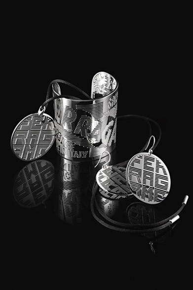 <strong>Salvatore Ferragamo｜サルヴァトーレ フェラガモ</strong>　ブランド初のジュエリーコレクションがデビュー　左から「フットリスタ」ペンダント[SILVER]　6万7200円、ブレスレット[SILVER]　15万1200円、ピアス[SILVER]　5万4600円