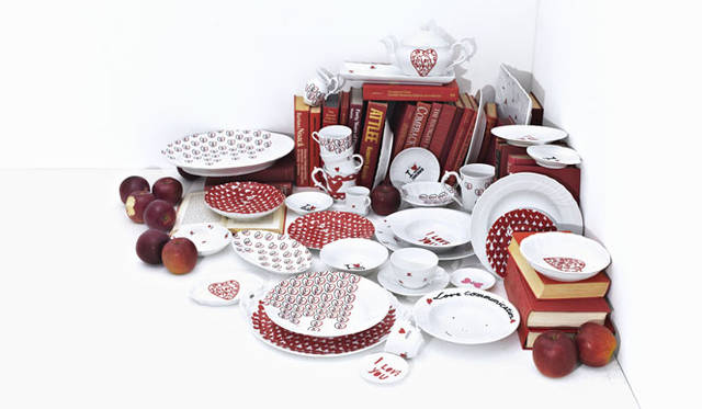 <strong>ISETAN｜伊勢丹新宿店</strong>　「デザインタイド トーキョー 2011」RICHARD GINORI “LOVE COMMUNICATION” paola navone & minä perhonen　プレート2100円～、スクエアプレート7350円～、大皿1万5750円～、シェル3150円、マグカップ5250円～、カップ&ソーサー5250円～、マルチボール5250円、ティーポット2万1000円ほか<br>Photo by YAMAGUCHI Satoshi、Styling by SAKUHARA Fumiko<br />