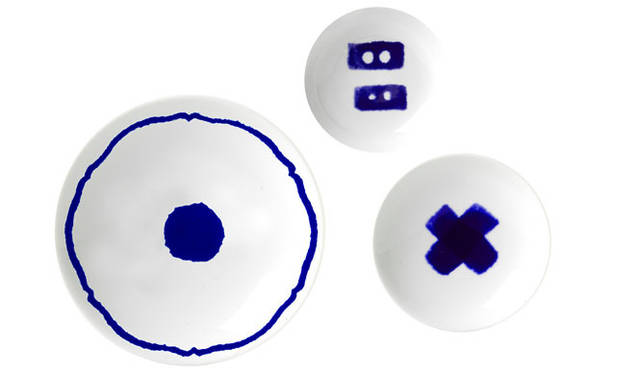 <strong>ISETAN｜伊勢丹新宿店</strong>　「デザインタイド トーキョー 2011」RICHARD GINORI “LOVE COMMUNICATION” paola navone & minä perhonen<br>「blu print（ブループリント）」　minä perhonenが表現した“愛のはじまり”に、パオラ・ナヴォーネさんは日本未発売のコレクション「blu print」をミックス&マッチさせて完成。藍を思わせる色合いに、ジノリの「ヴェネツィアシェイプ」の白磁の白が冴えわたる。