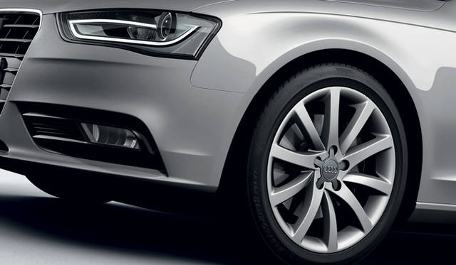 <strong>Audi A4 Sedan｜アウディ A4 セダン</strong>