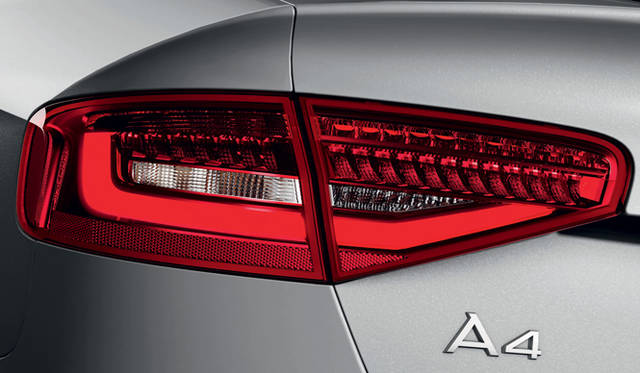 <strong>Audi A4 Sedan｜アウディ A4 セダン</strong>