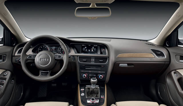 <strong>Audi A4 Sedan｜アウディ A4 セダン</strong>