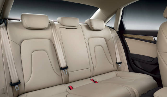 <strong>Audi A4 Sedan｜アウディ A4 セダン</strong>