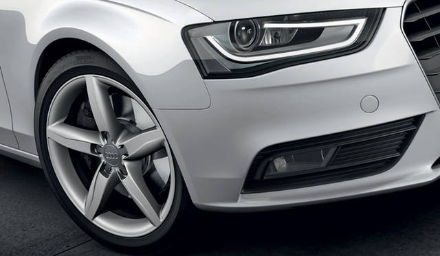 <strong>Audi A4 Avant｜アウディ A4 アバント</strong>