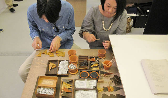 <strong>DESIGNTIDE TOKYO 2011｜デザインタイド トーキョー 2011</strong>　「seeds」東日本大震災によって作付けや販売が困難になってしまい、行き場のなくなった種を仕入れ、パッケージデザインを編集し、種をあらたな市場へと送り出すことを目的としたプロジェクト。また、種をとおして、被災した産地と消費者との関係を構築することや、販売で得られた収益を産地へ寄付することで、さらなる復興の手助けになればと考えられてスタートした。手から手へ、ひとからひとへ。あたらしいつながりが大きな力となって、植物たちのように芽を伸ばす。