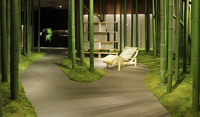 <strong>Cassina ixc.｜カッシーナ・イクスシー</strong>　カッシーナ・イクスシー青山本店1階エントランスは、新作展示会の序章。凜とした空気感のなかで、「トウキョウ」シューズロングの圧倒的な存在感。