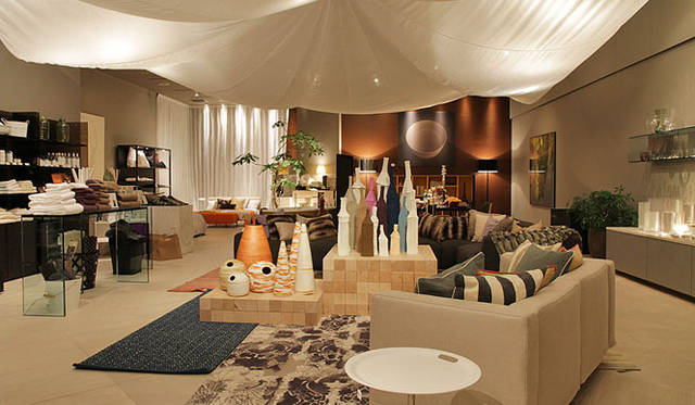 <strong>Cassina ixc.｜カッシーナ・イクスシー</strong>　1階は、さすらう遊牧民の“ノマド”をイメージソースとし、リビング・ダイニングルームからベッドルーム、バスルームまでをひとつづきの空間に配置し、各種雑貨類を高い密度で飾りつけている。