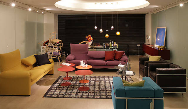 <strong>Cassina ixc.｜カッシーナ・イクスシー</strong>　2階では、“MARALUNGA”やLCシリーズなどカッシーナの定番商品がまとったさまざまなカラー。色がもつ生命力と、個性のぶつかりあいのスリルなど、チャレンジフルな楽しみ方が提案されている。