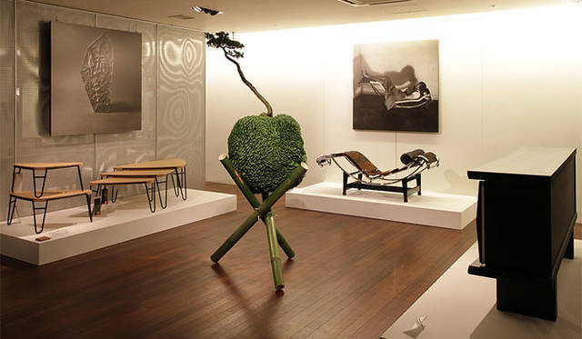 <strong>Cassina ixc.｜カッシーナ・イクスシー</strong>　3階は、「シャルロット・ペリアン」の新作と写真、さらに東 信氏のインスタレーションが美しく配置。