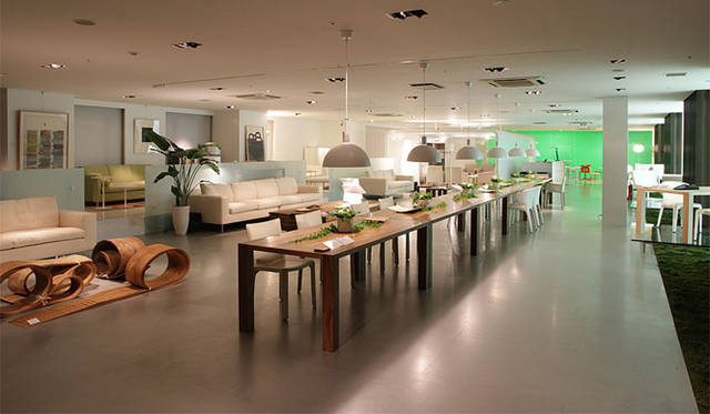 <strong>Cassina ixc.｜カッシーナ・イクスシー</strong>　おなじく3階では、イクスシー・エディションからあらたに発表される“BREATH”と“FLOW”が展示。生の材料がそのまま展示され、ソリッドな素材の魅力に触れることができる。