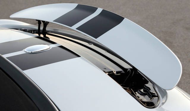 <strong>MINI Roadster｜ミニ ロードスター</strong>　時速80km/hを超えると自動的にリアスポイラーが立ちあがる。