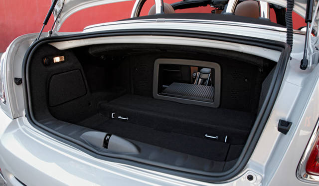 <strong>MINI Roadster｜ミニ ロードスター</strong>　ラゲッジルームの積載量は、ミニ クーペよりも40リットル少ない240リットル。