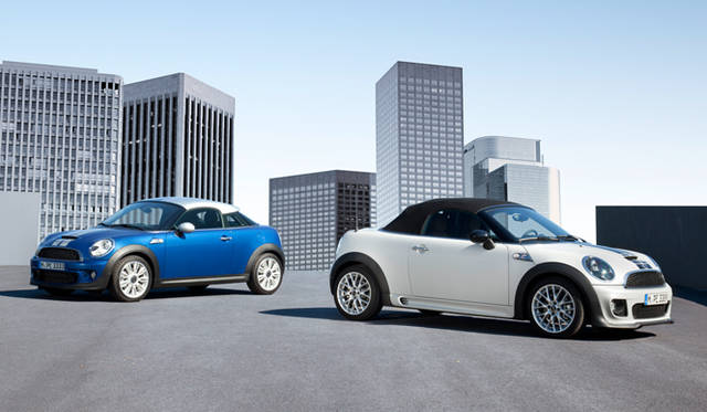 <strong>MINI Roadster｜ミニ ロードスター</strong>　写真左、MINI クーペ。ボディサイズはほぼ同寸だが、ややロードスターのほうが大きめのラジエーターグリルをもっており、顔だちがマッシブな印象。
