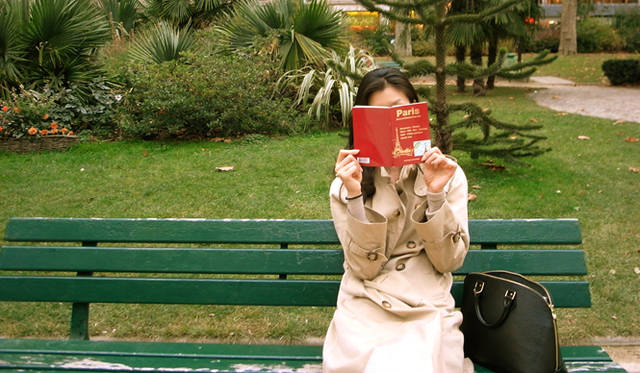 <strong>生方ななえ｜パリとキリンと地図帖</strong>　公園のベンチで。